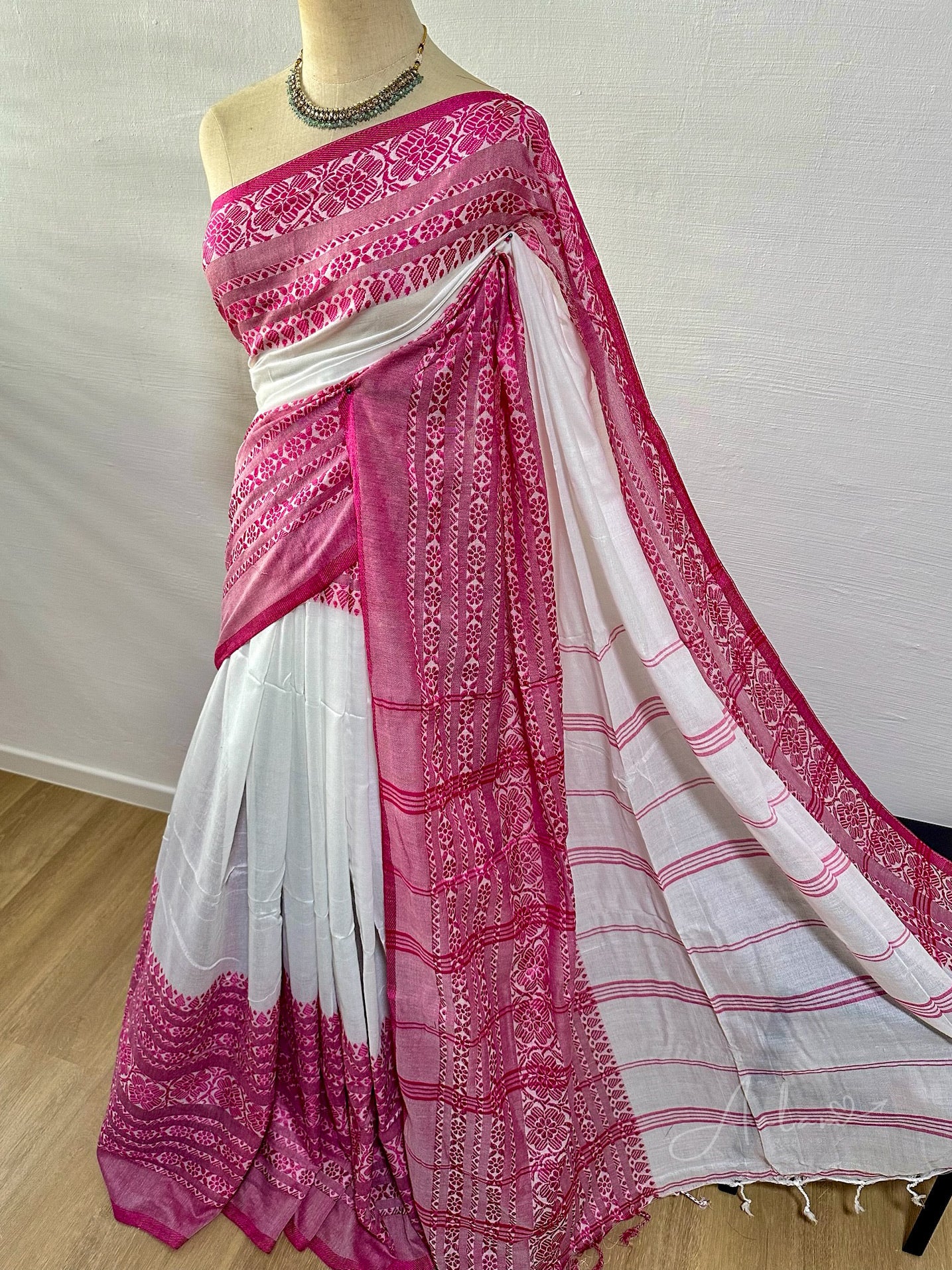 Handloom Mercerized Cotton Saree – White & Pink